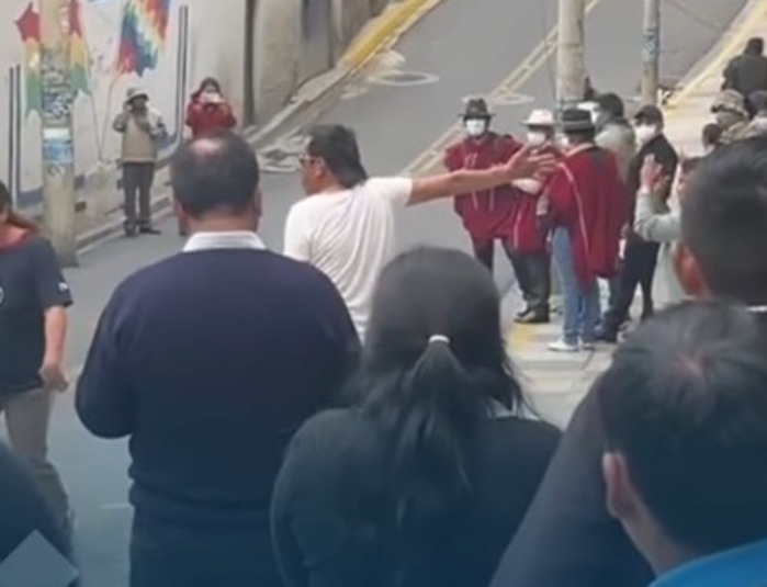 Grupo de ciudadanos llega a la sede del MAS-IPS y exige a Evo Morales levantar los bloqueos 