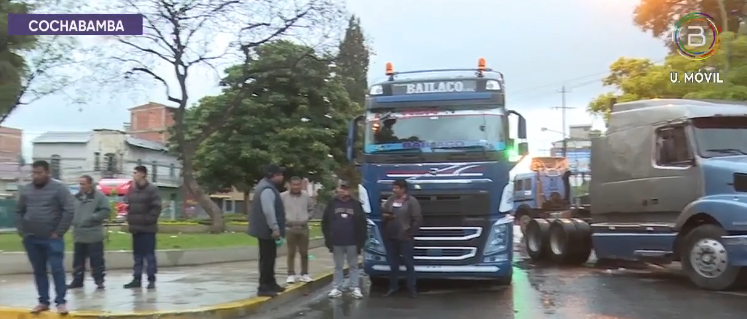 Transporte pesado mantiene vigilia en Cochabamba y aguarda reunión con una comisión ministerial