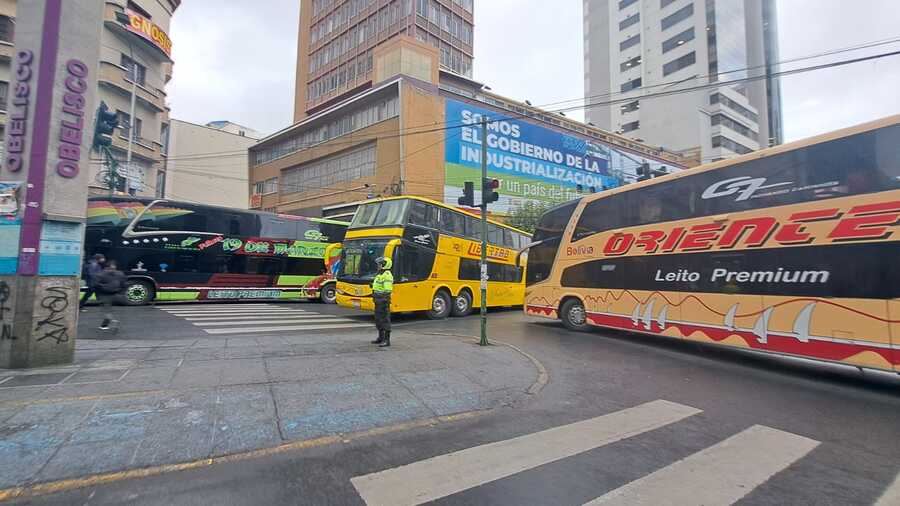 Centro paceño amanece bloqueado por buses de transporte interdepartamental en rechazo a los bloqueos 