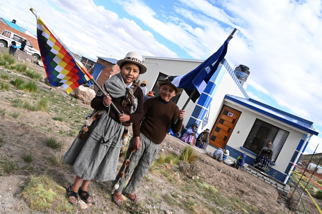 En Turco entregan 50 viviendas sociales y electrificación del Recinto Aduanero con inversión de Bs 4,1 millones