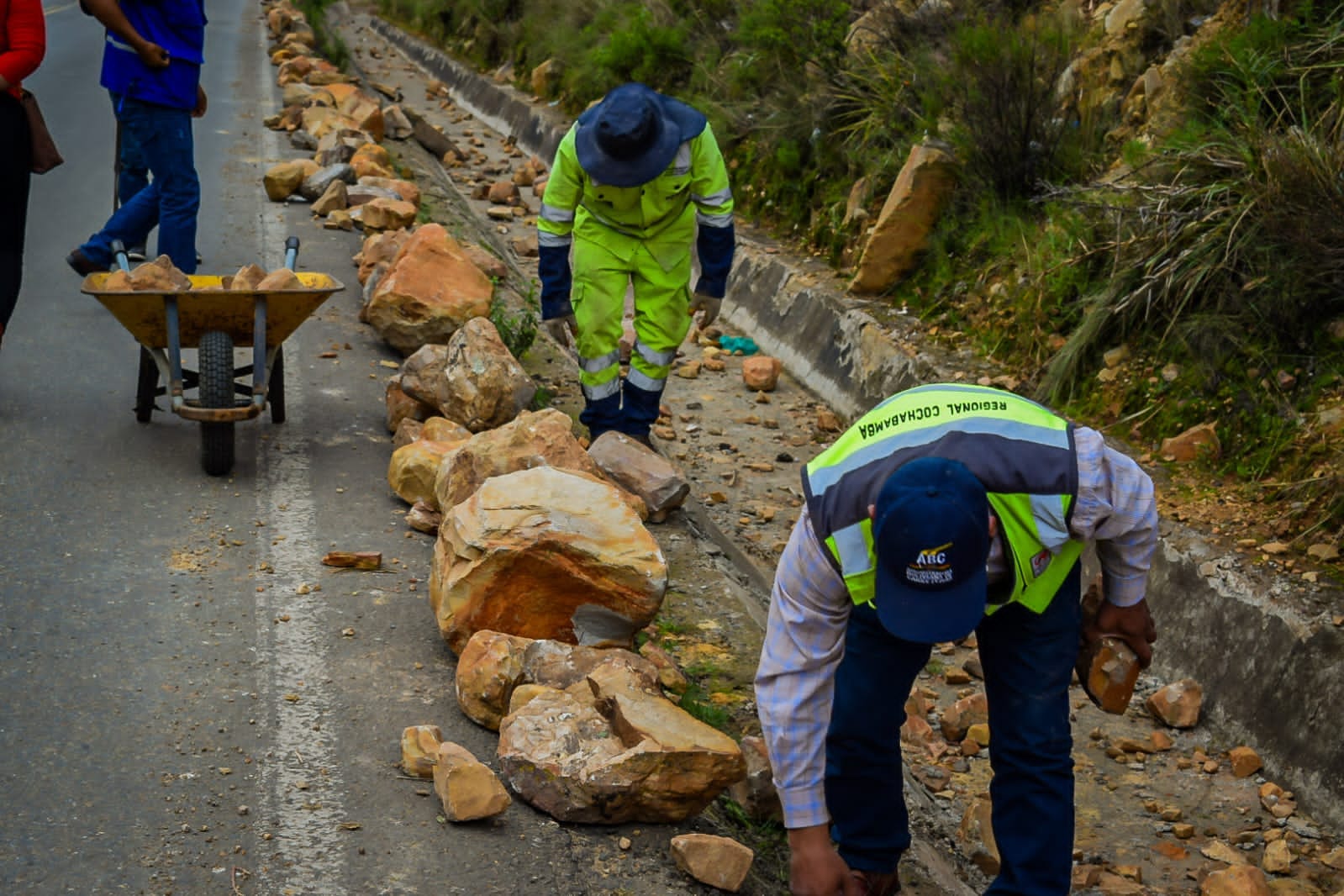 Ministro denuncia ecocidio y deterioros en la Red Vial tras bloqueos, ABC procede a trabajos de limpieza