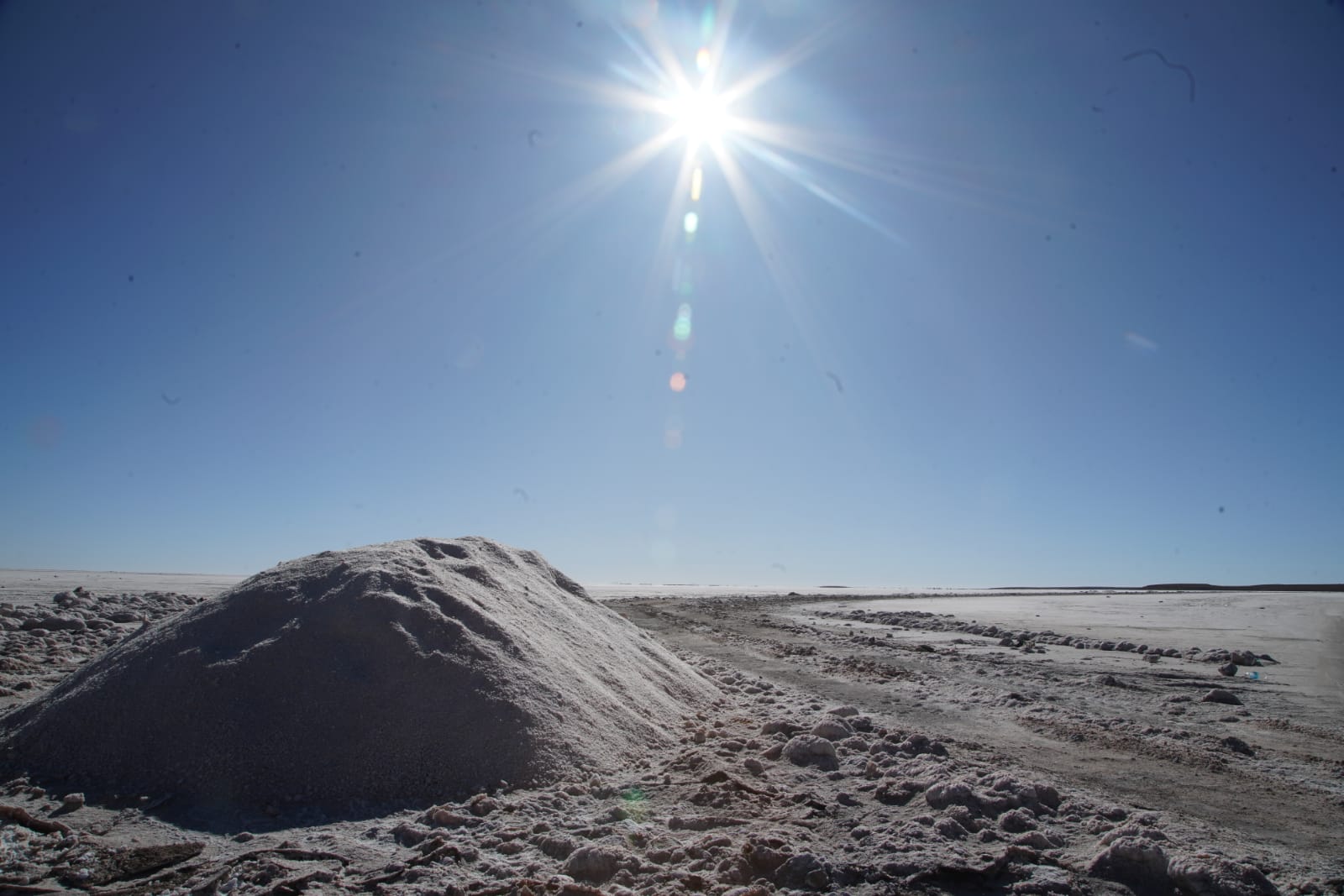 Destinan Bs 11 millones para el desarrollo de la salmuera en el salar de Coipasa y destacan su potencial industrial