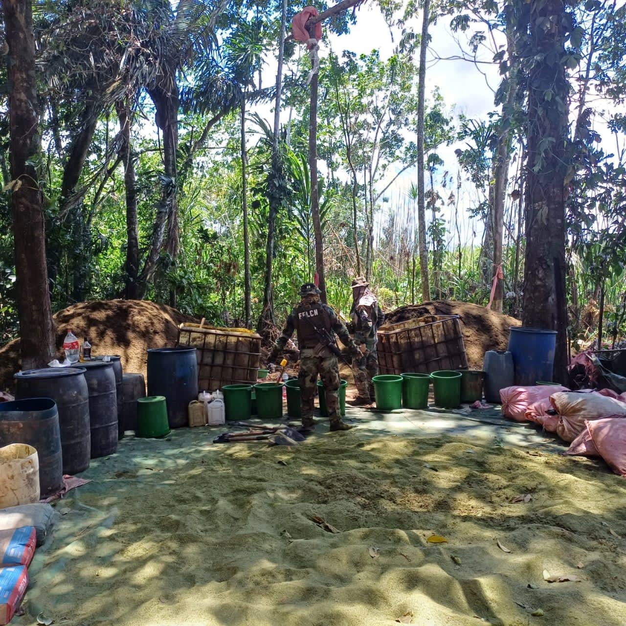 FELCN destruye 23 fábricas móviles de cocaína en las provincias Chapare y Carrasco
