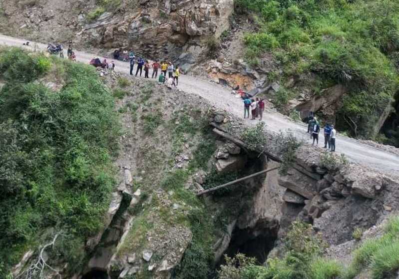 Bomberos encuentran el cuerpo de la mujer declarada desaparecida tras un accidente de tránsito en Charazani