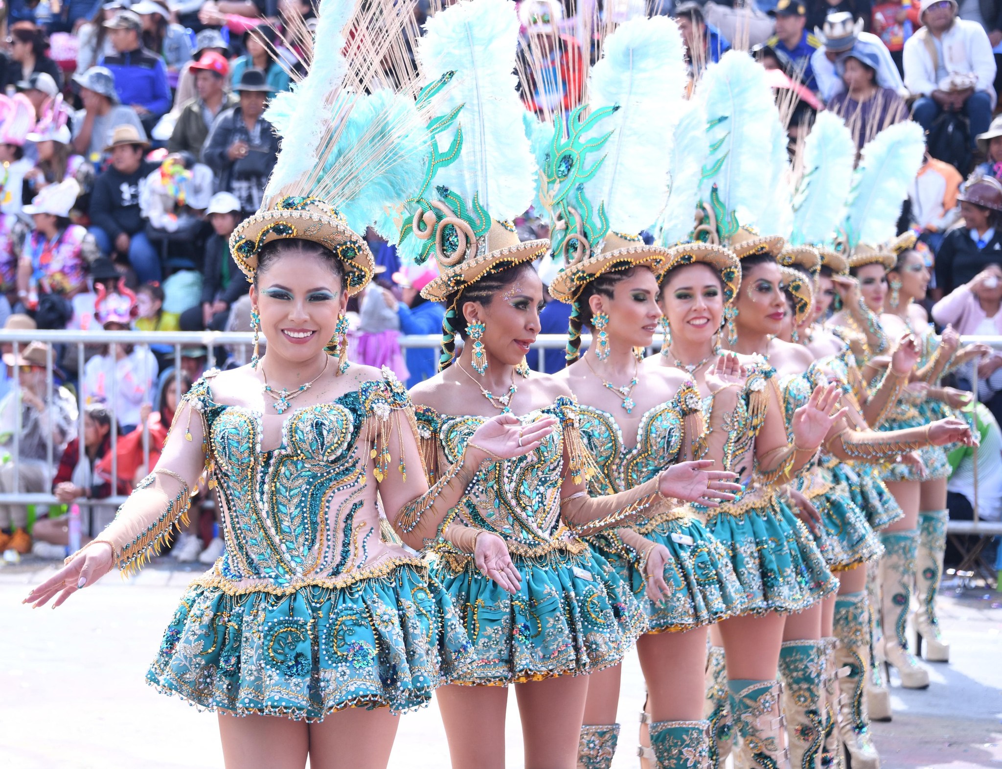Presidente elogia el Carnaval de Oruro y afirma que triunfó la decisión de seguir adelante en la reconstrucción de la economía