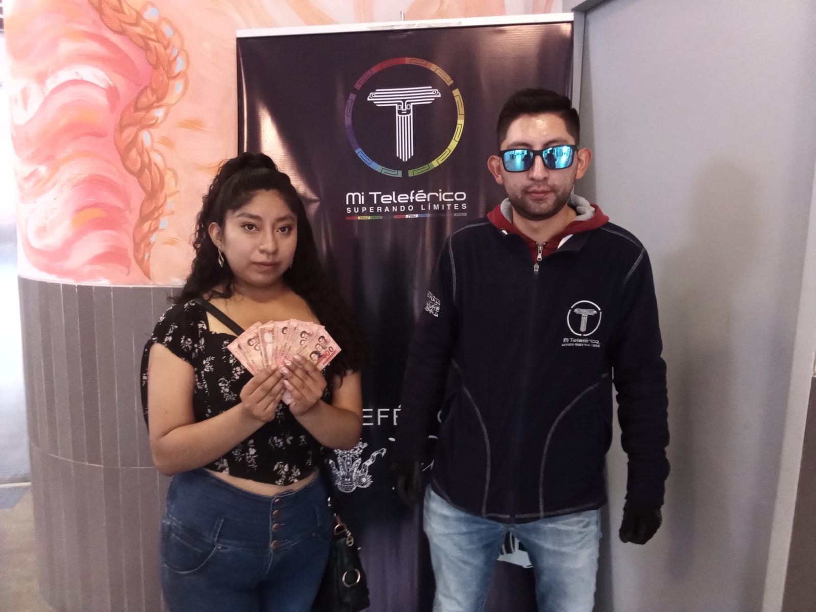 Mi Teleférico devuelve dinero extraviado por una usuaria en la Línea Virgen del Socavón de Oruro