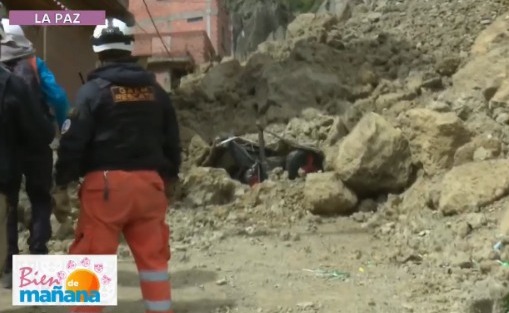 Deslizamiento de talud entierra dos vehículos, afecta a cuatro casas y deja un herido en Sopocachi