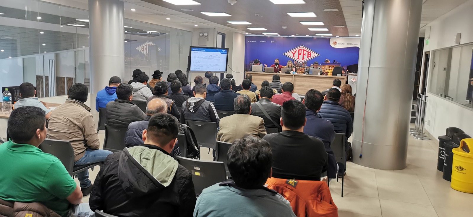 YPFB y transportistas de occidente generan mesas de trabajo para proyectar volúmenes de importación desde Perú