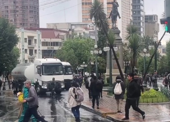 Suman 19 los choferes arrestados en medio del bloqueo en el centro paceño, uno portaba un arma punzocortante