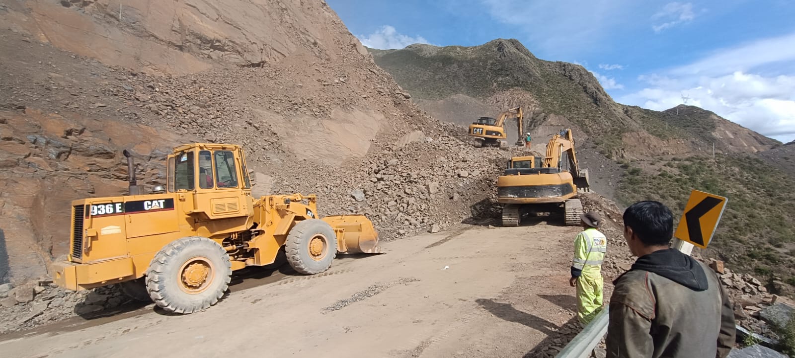 ABC encara trabajos de limpieza por derrumbe en la carretera Llallagua – Ravelo