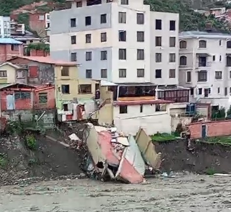 Defensa Civil movilizará a las FFAA y maquinaria pesada ante deslizamiento de viviendas en Irpavi II