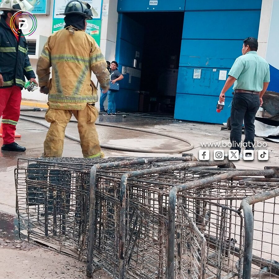 Bomberos controlan incendio en un depósito del Sedem en Santa Cruz