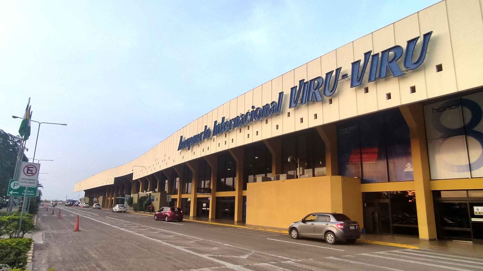 Envían a la cárcel a dos policías denunciados por robo de dinero del interior de una maleta en el aeropuerto de Viru Viru 