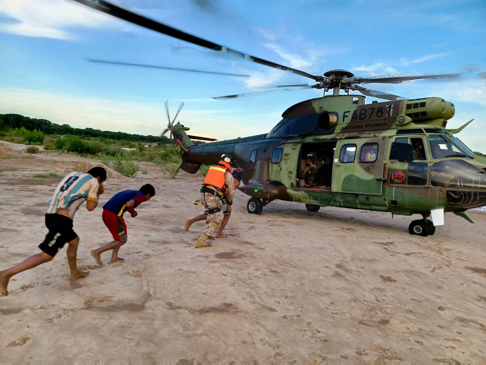 Nueve personas que quedaron atrapadas en islotes por crecida del río Piraí fueron rescatadas y están en “optimas” condiciones de salud 