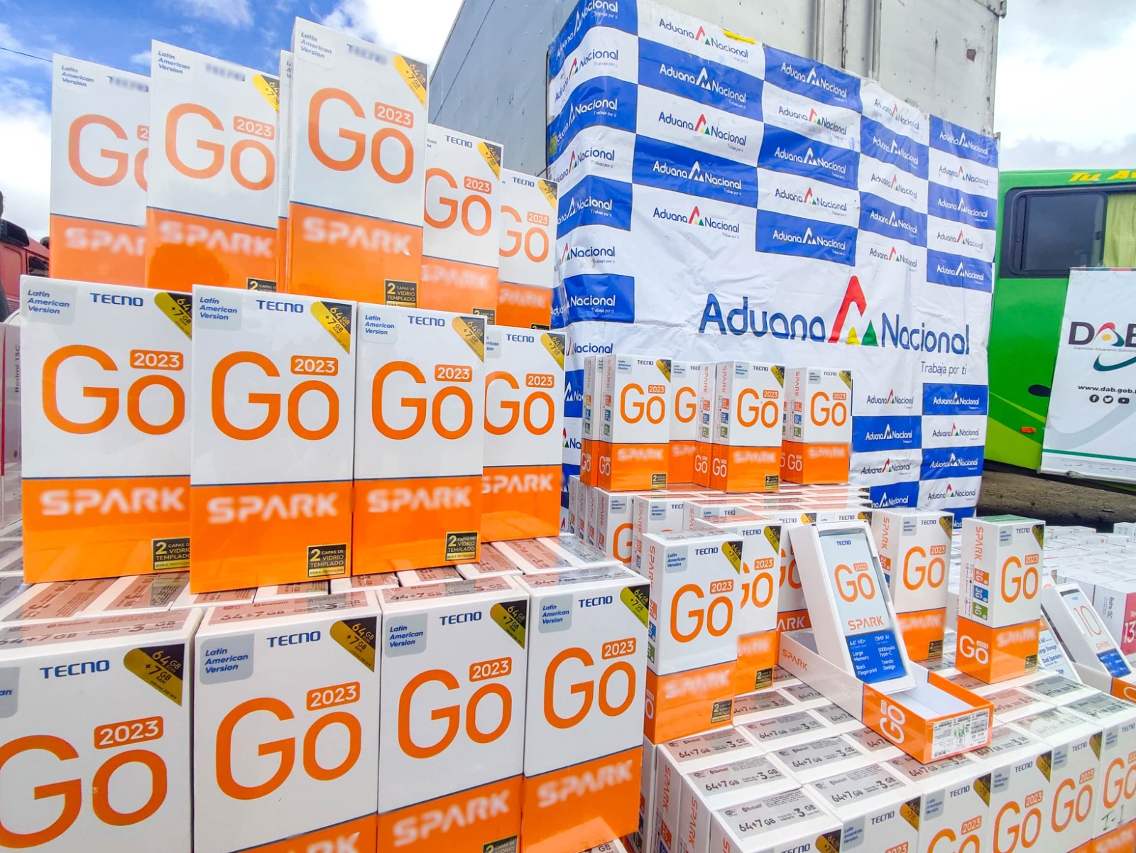 En La Paz comisan celulares y equipos de computación de contrabando por más de Bs 869.000