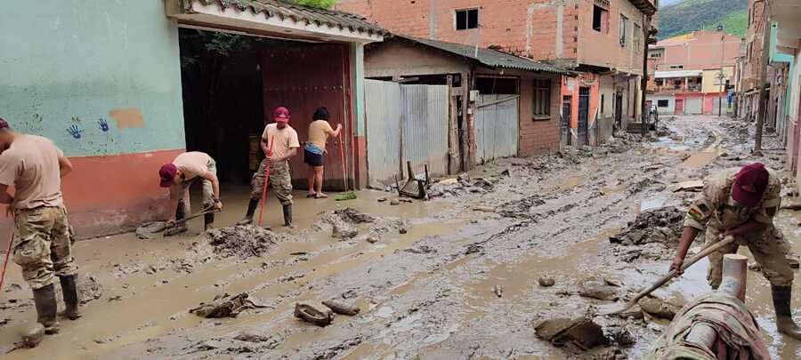 Militares evacuan a familias afectadas por inundaciones y mazamorras en Pando, Cochabamba y La Paz