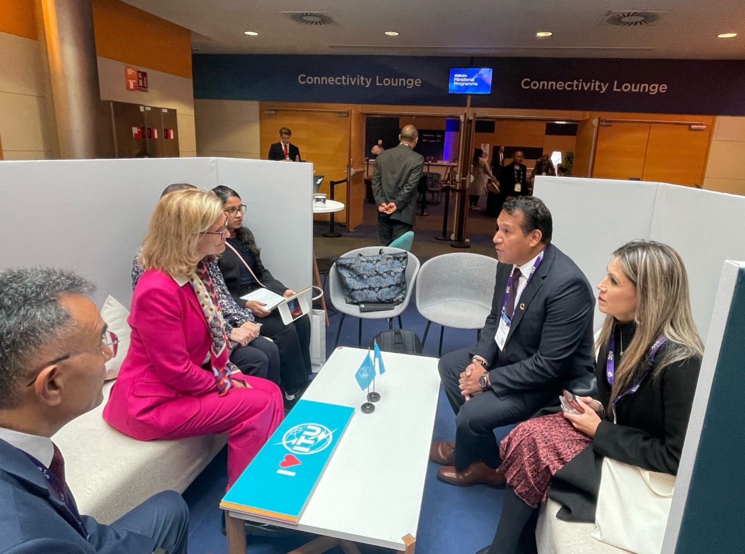 ATT y Unión Internacional de Telecomunicaciones se reúnen durante el Mobile World Congress 2024