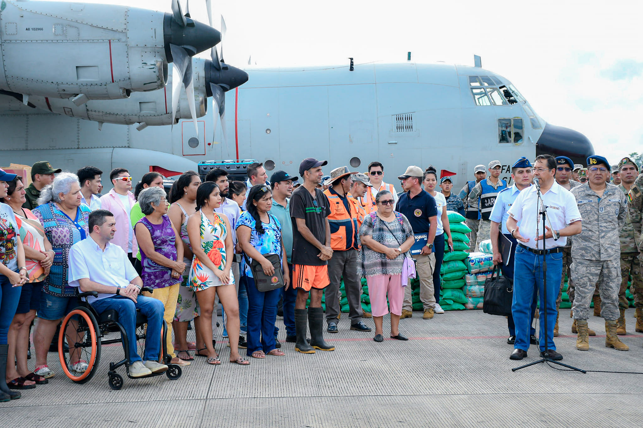 La mitad de Cobija está bajo el agua, Arce lleva ayuda humanitaria y compromete plan de reconstrucción 
