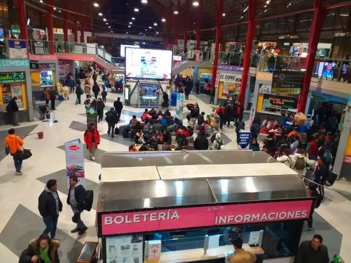 Defensoría amplía horario de atención para la entrega de permisos de viaje en terminales terrestres