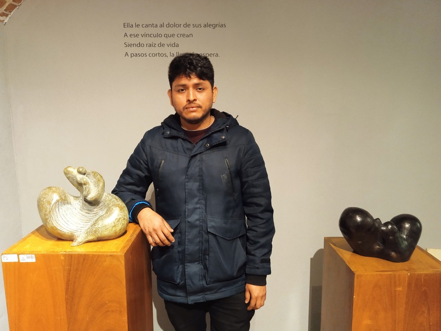 Escultor cruceño rinde homenaje a las parteras y a la lactancia con la muestra “Introspección: raíz de vida”