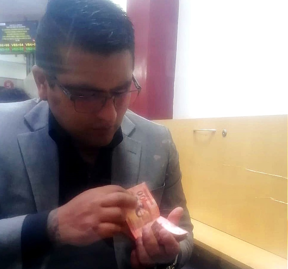 Un exempleado recibe el pago de sus beneficios sociales de Adepcoca