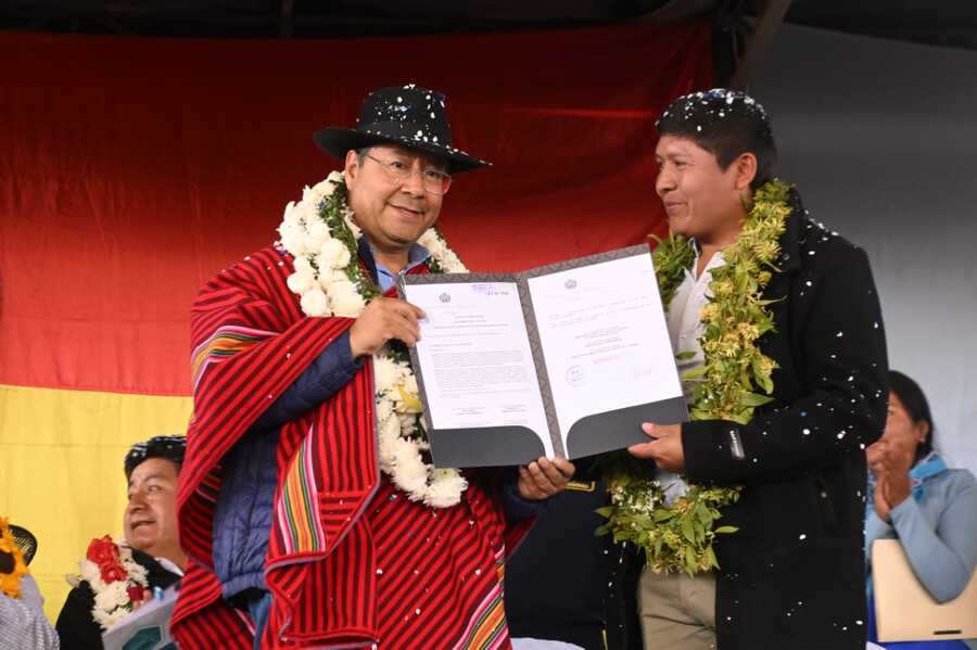 Presidente entrega ley que viabiliza la construcción de la “Carretera de Integración” que unirá Potosí y Cochabamba