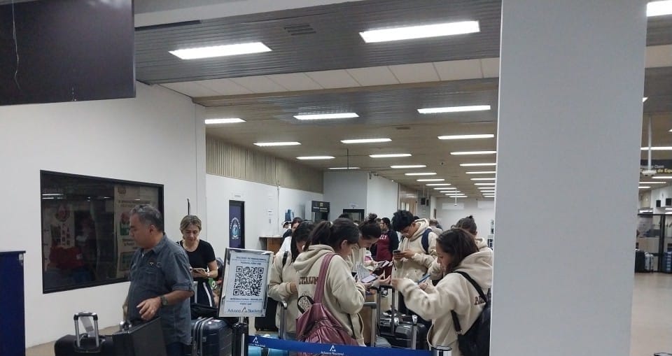 Garantizan bienestar de 63 menores en vuelo retrasado por el huracán Beryl