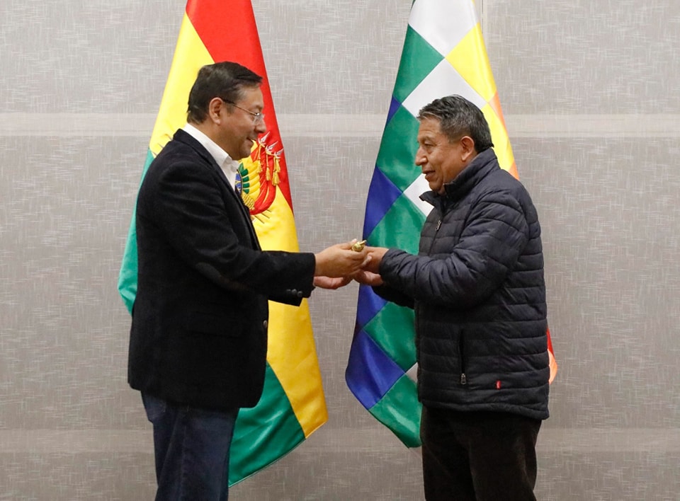 Arce entrega bastón de mando a Choquehuanca y viaja a cumbre del Mercosur