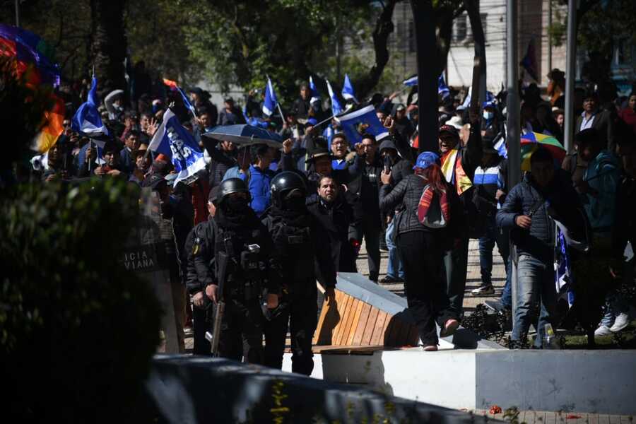 Evistas agreden a organizaciones sociales, Policía interviene para evitar enfrentamientos en el TSE