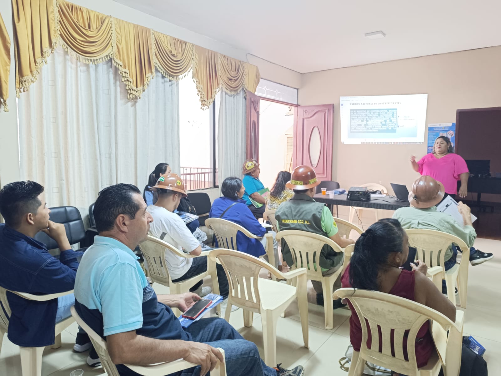 Impuestos capacita a 17 cooperativas de Fedecomin Santa Cruz sobre obligaciones tributarias 