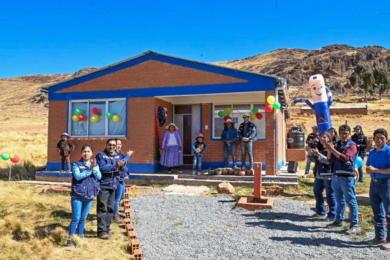 En Palca entregan 36 viviendas con Bs 2,4 millones de inversión, Arce anuncia la construcción de un hospital