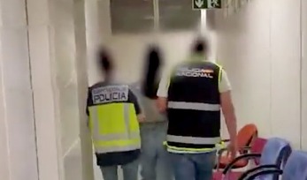 Momento de la detención de la esposa del narco Marset. Captura.