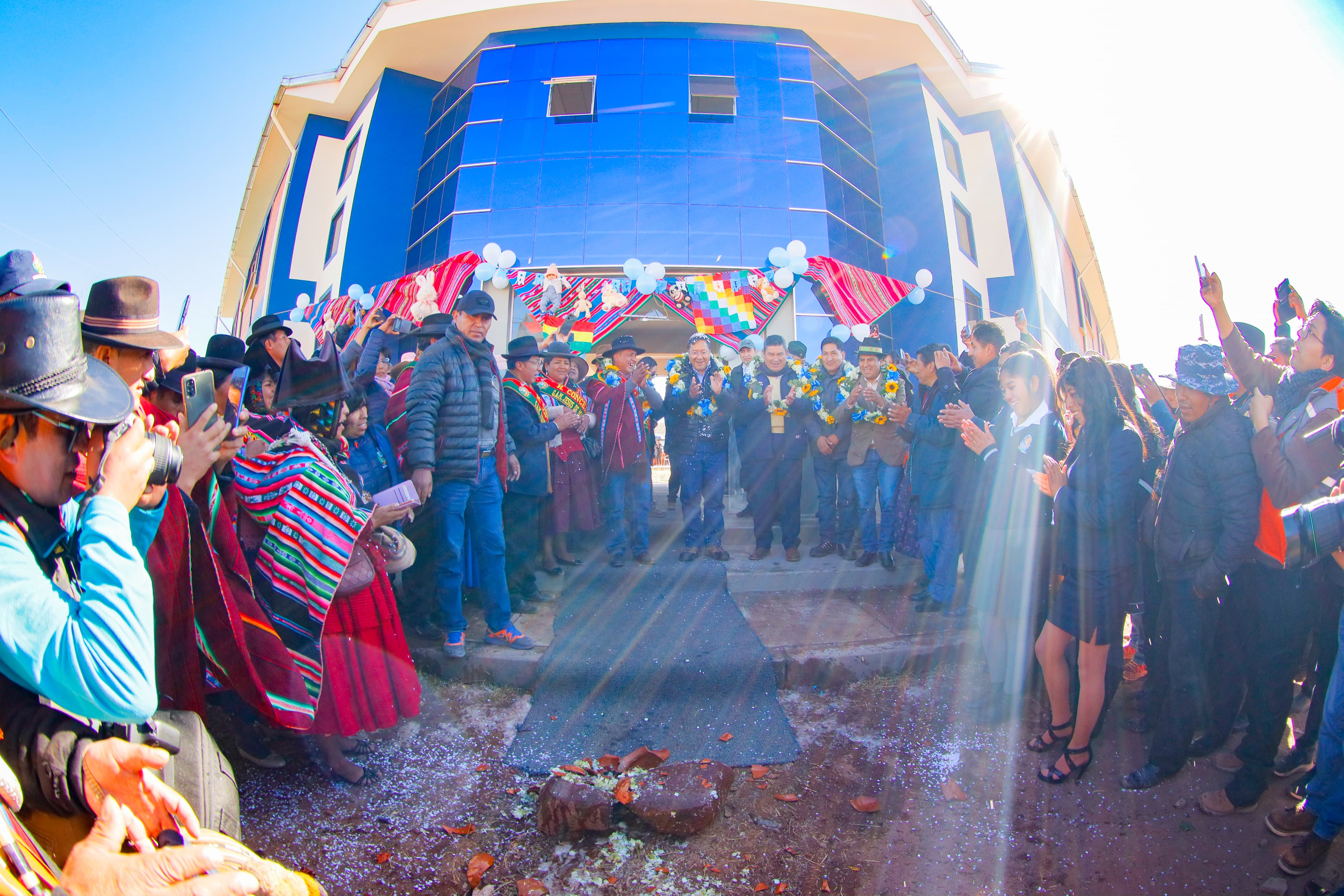 Jesús de Machaca inaugura escuela, pozos de agua y fibra óptica para fortalecer la educación, producción y telecomunicaciones
