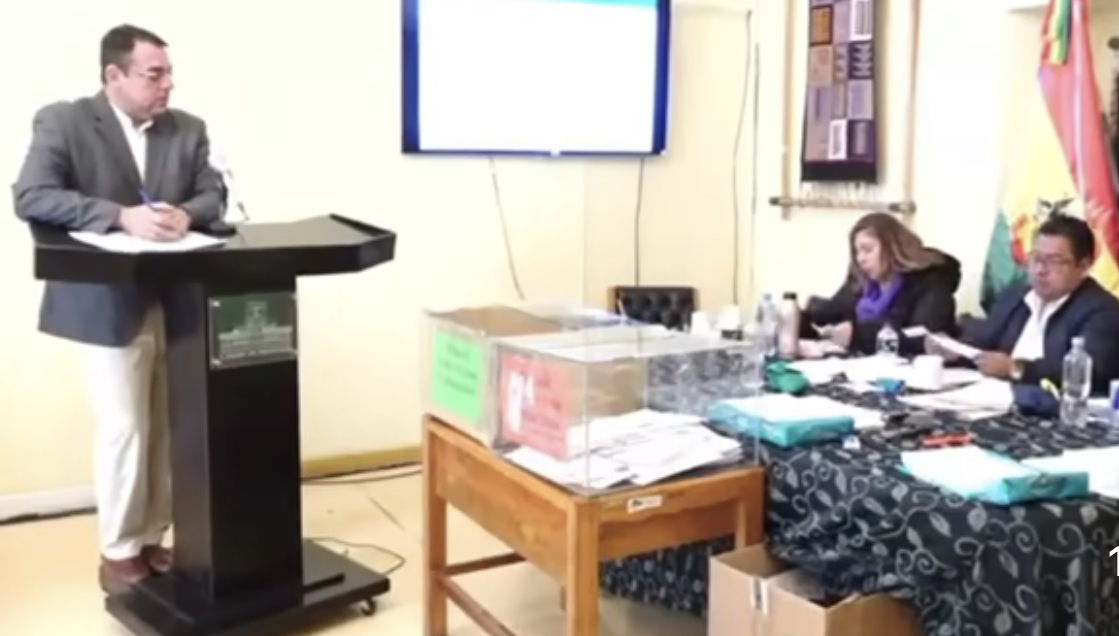 Denuncian a senadora evista por dar respuestas a un postulante a magistrado