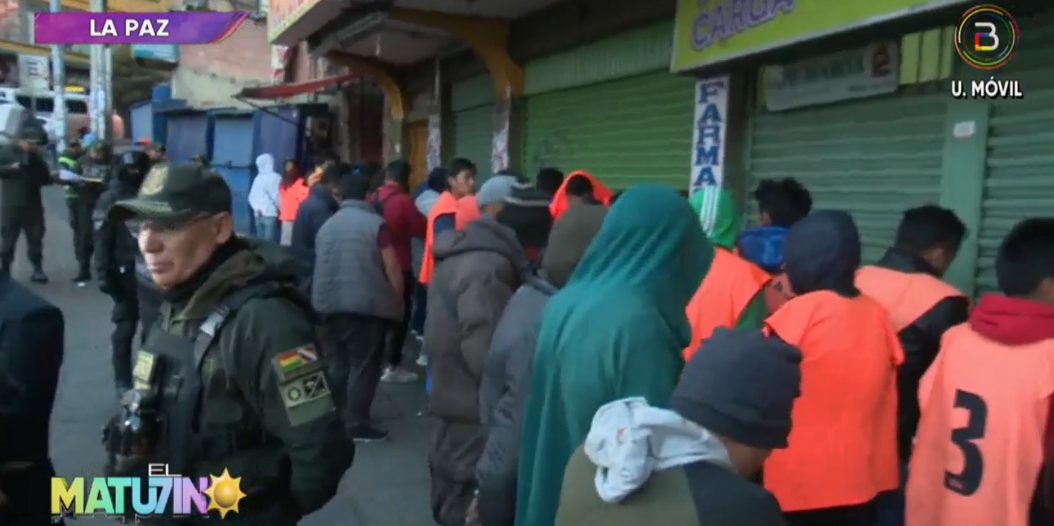En el centro paceño arrestan a 54 personas por portar armas punzocortantes y sustancias controladas 