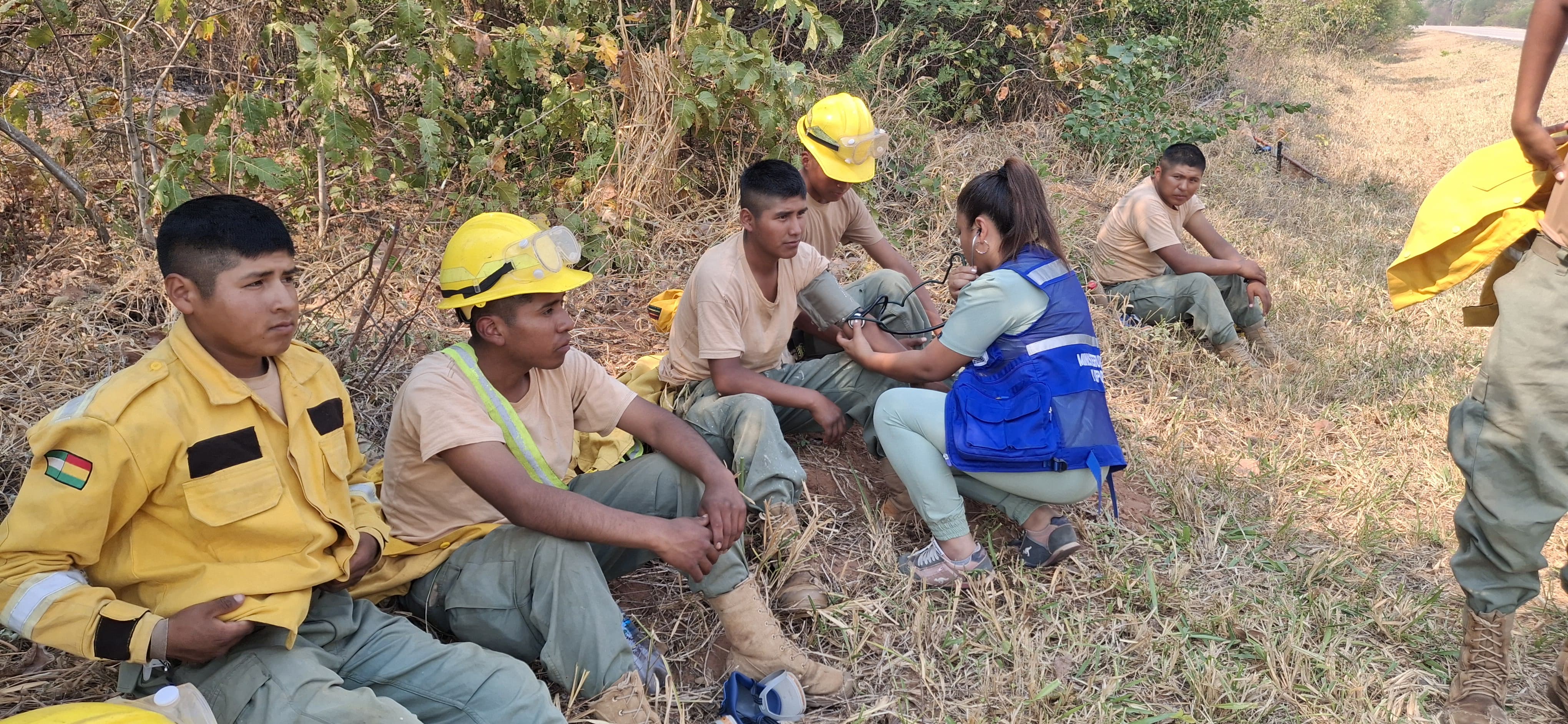 Suman más de 150 atenciones en salud a familias y personal que trabaja en sofocación de incendios forestales en Santa Cruz