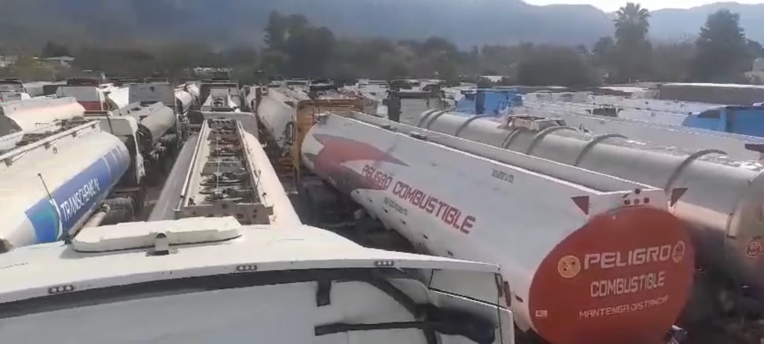 Más de 200 cisternas con combustible permanecen varadas por bloqueos en la frontera Yacuiba