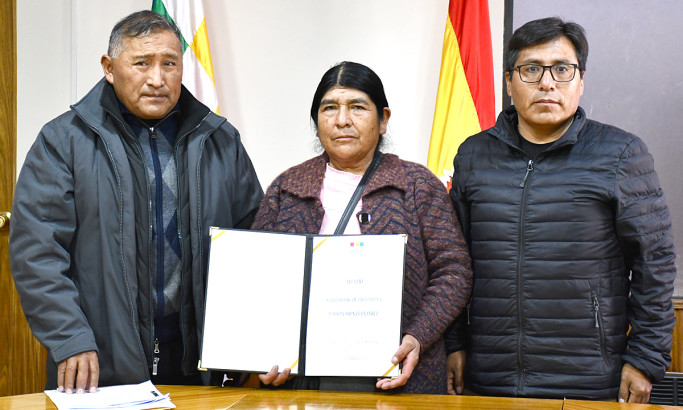En Oruro entregan credencial a la nueva alcaldesa del municipio de Santiago de Huayllamarca