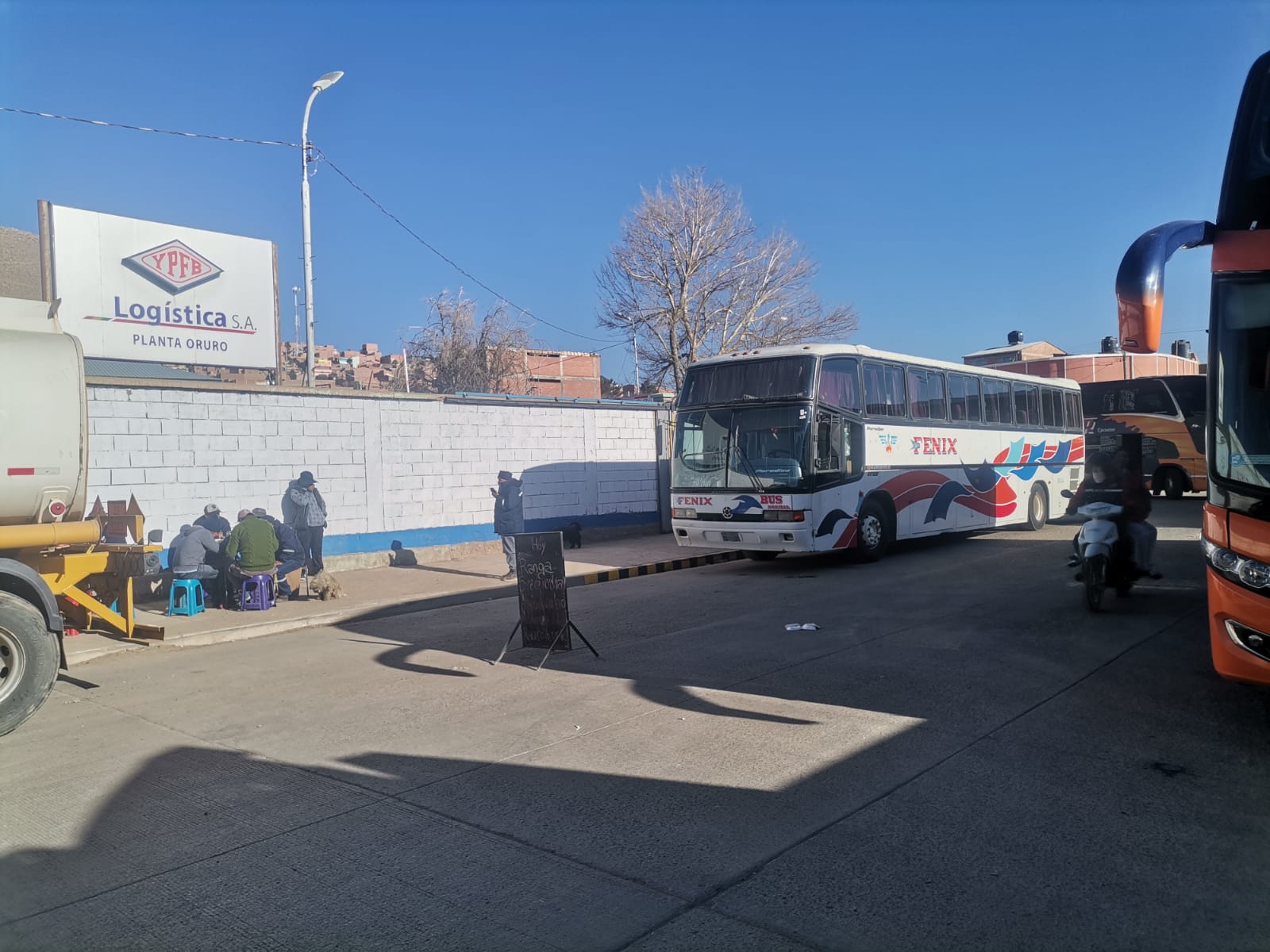 Bloqueo del transporte de Oruro impide que 17 cisternas entreguen combustibles a surtidores 