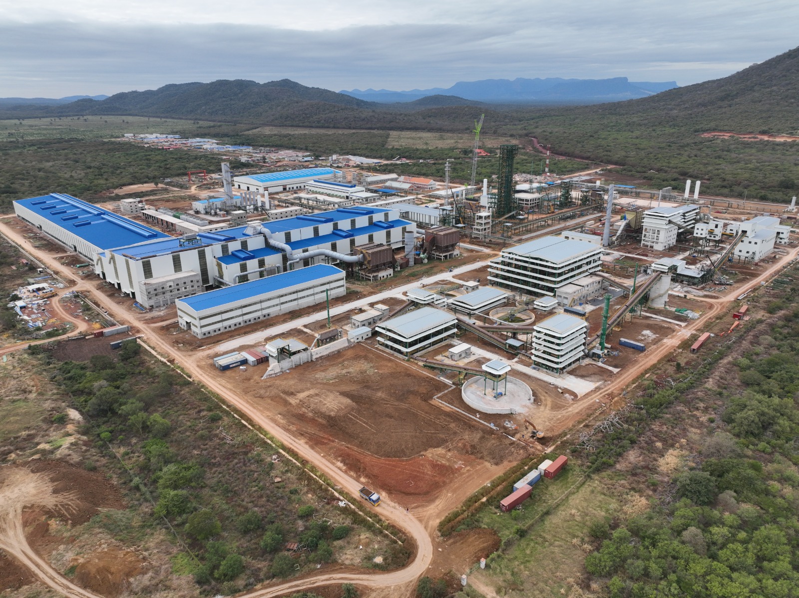 Acuerdan actualizar proyecto de ferrovía para facilitar distribución de acero de la Siderúrgica del Mutún 