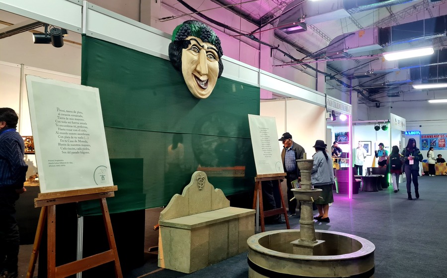 La Casa de Moneda de Potosí muestra dioramas de su maquinaria colonial y permite acuñar cospeles en la Feria del Libro de Santa Cruz