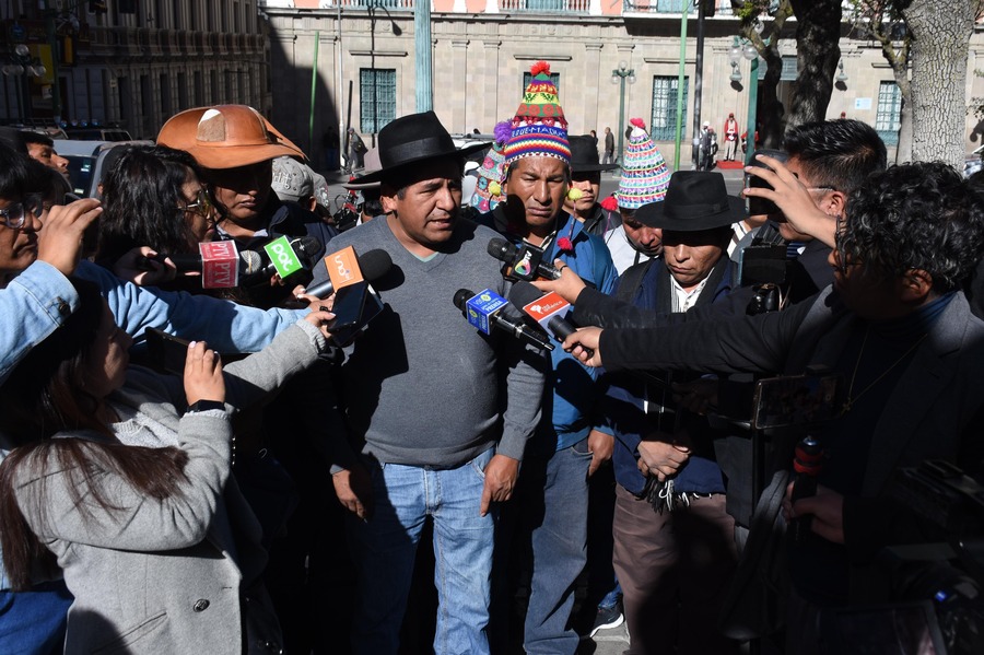 Trabajadores campesinos exigen a legisladores aprobar créditos para inyectar dólares a la economía boliviana