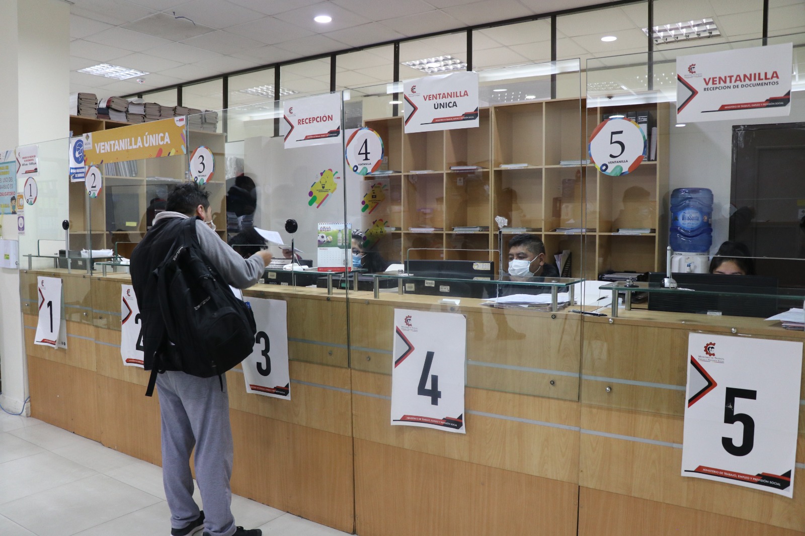 Gobierno decide aplicar cada año el horario de invierno para precautelar la salud de los trabajadores