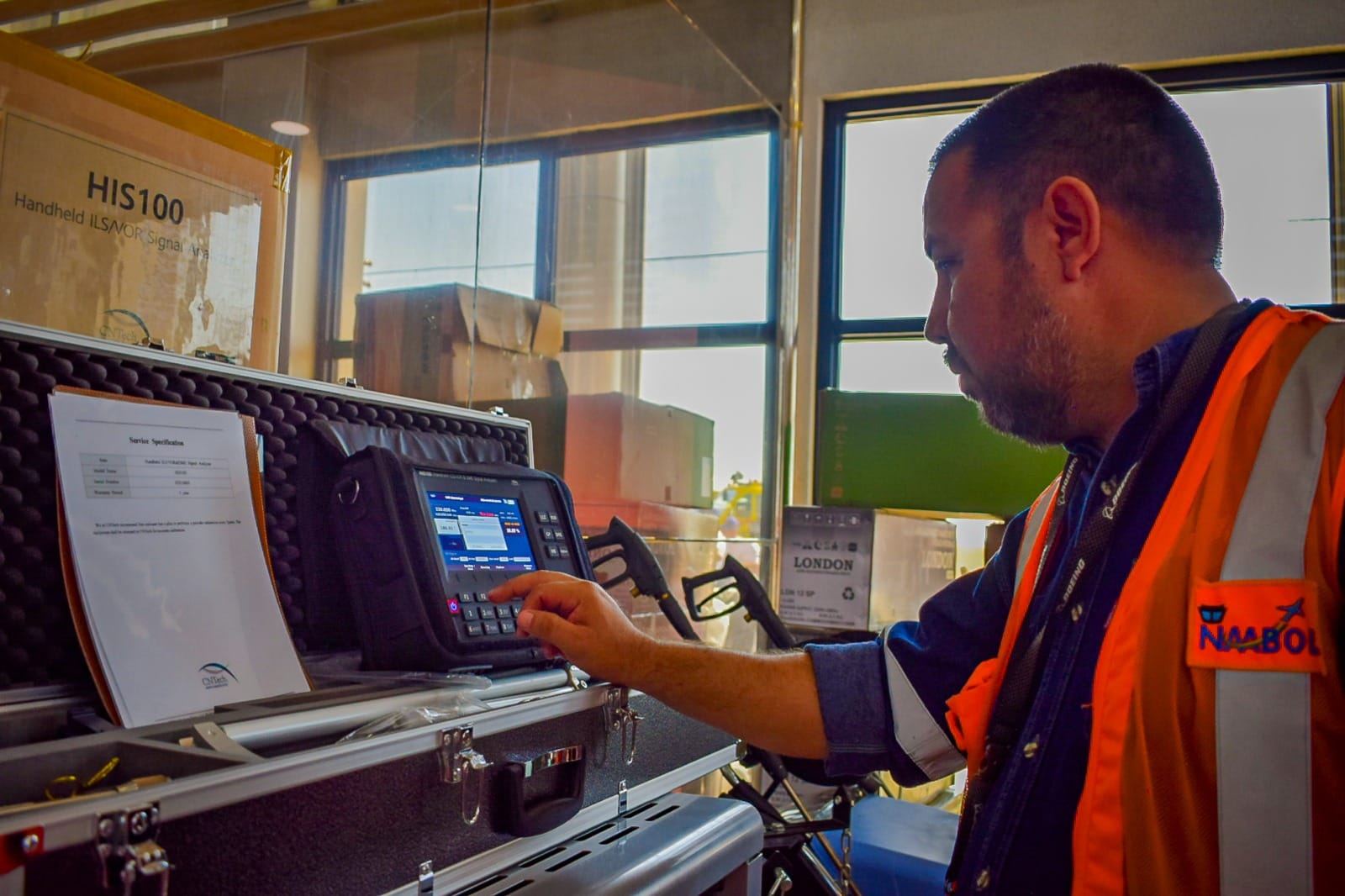 Entregan equipos por Bs 3.6 millones para mejorar operaciones y servicios en el aeropuerto de Viru Viru