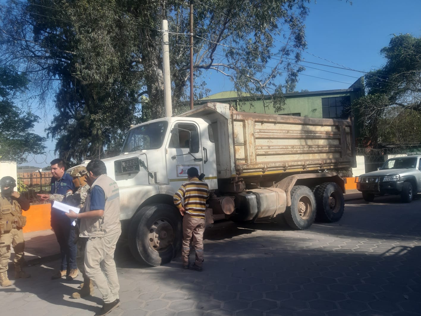 Militares interceptan una volqueta y un camión de alto tonelaje por carga ilegal de combustible en Yacuiba