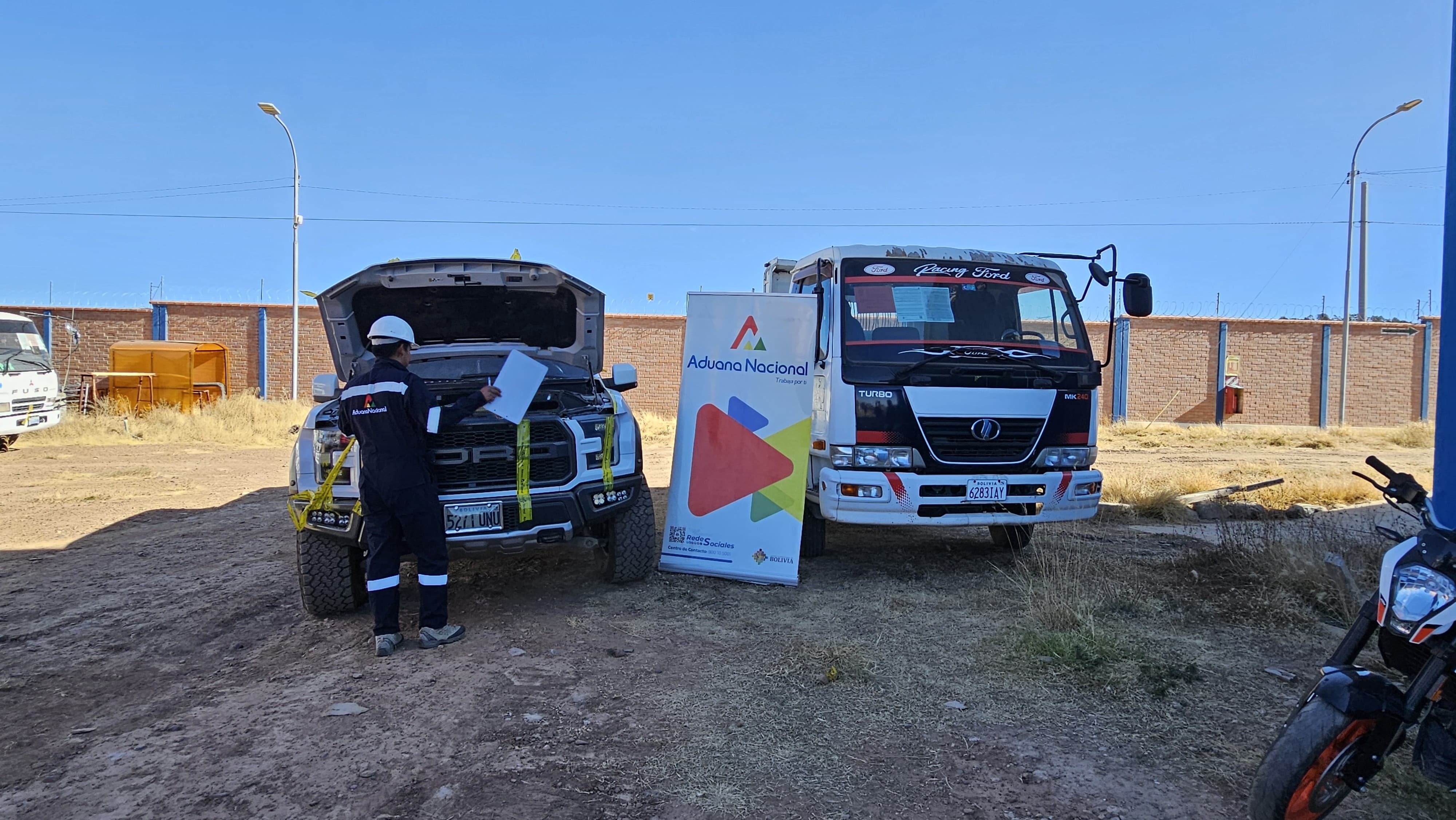 Aduana requisa 15 vehículos y alimentos de contrabando valuados en Bs 2,5 millones 