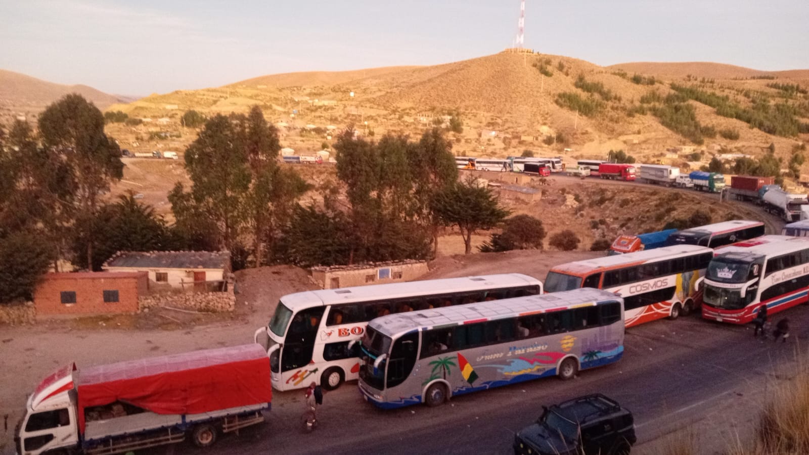 Terminales de La Paz y El Alto suspenden salidas a Cochabamba y Santa Cruz por bloqueos 