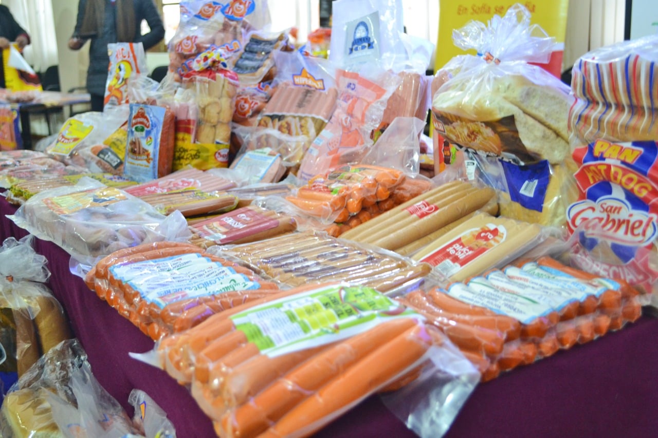 Activan controles a la comercialización de salchichas, panes y aderezos en mercados de El Alto
