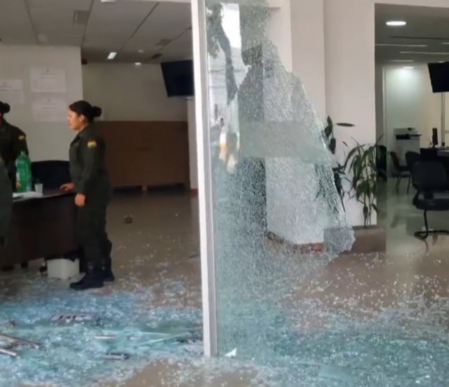 Una turba ataca oficinas de la Aduana en Santa Cruz para recuperar vehículos incautados, hay 20 arrestados