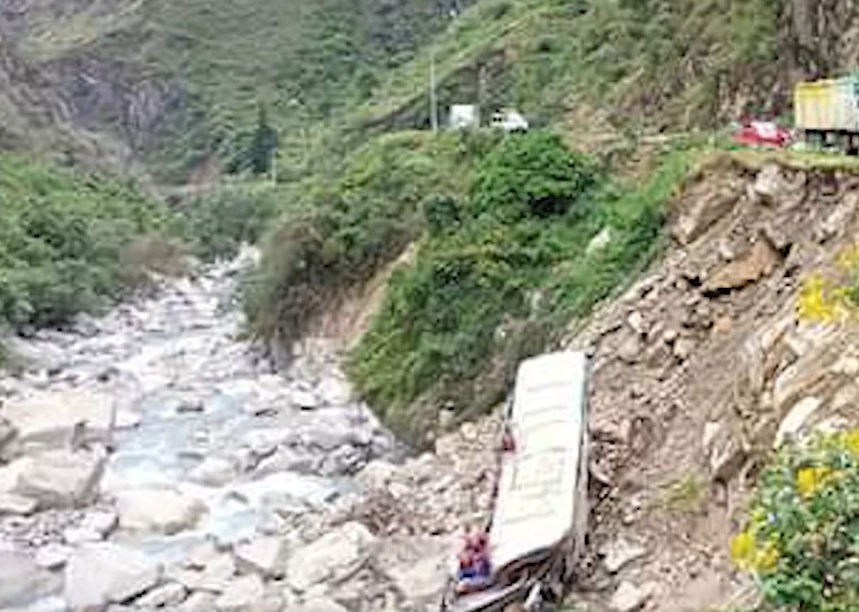 Suben a dos los fallecidos por el embarrancamiento de un bus en la ruta Apolo – Charazani 